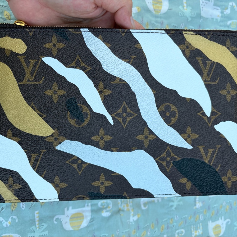 Louis Vuitton Limited Edition Neverfull MM Pouch - Picture 6 of 14